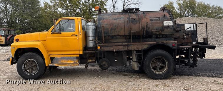 image for item EJ7691 1985 Ford F800 oil distributor truck