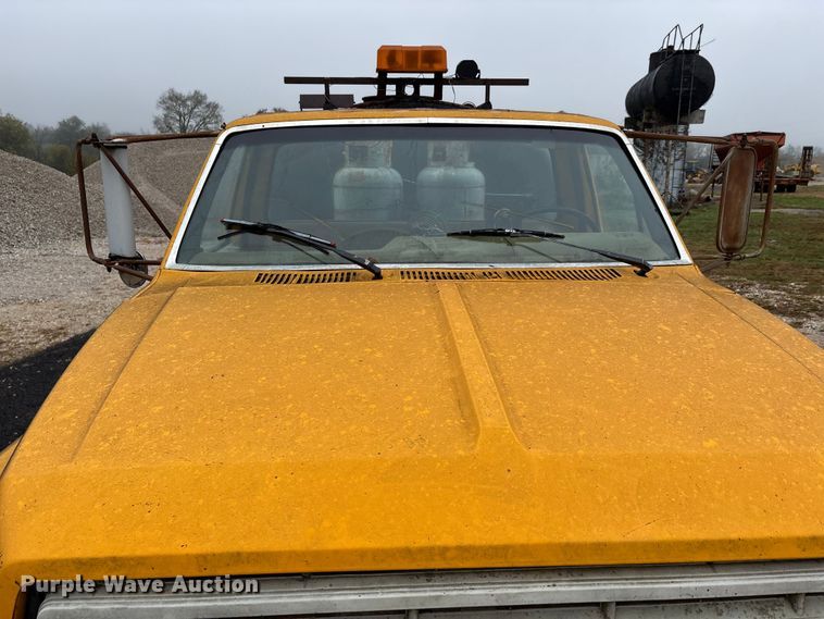 image for item EJ7691 1985 Ford F800 oil distributor truck