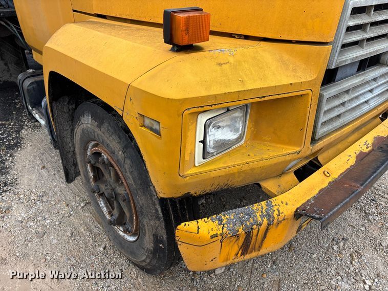 image for item EJ7691 1985 Ford F800 oil distributor truck