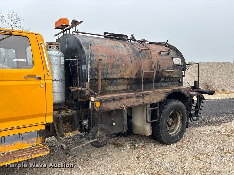 image for item EJ7691 1985 Ford F800 oil distributor truck