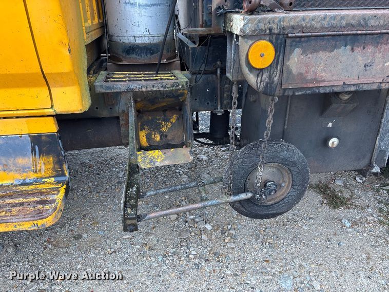 image for item EJ7691 1985 Ford F800 oil distributor truck