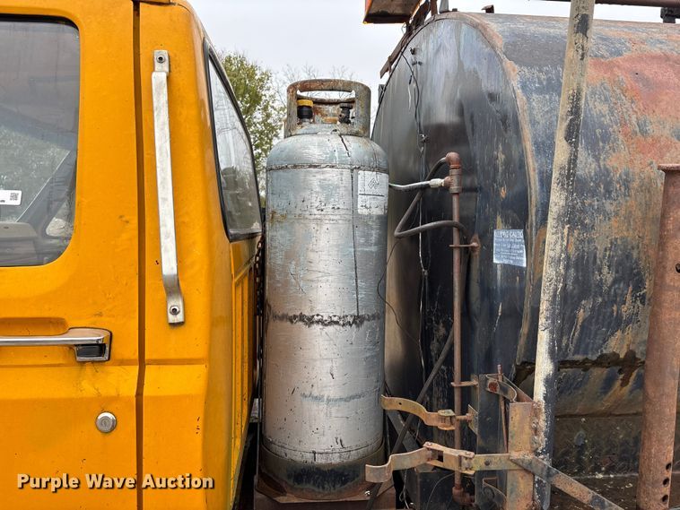 image for item EJ7691 1985 Ford F800 oil distributor truck