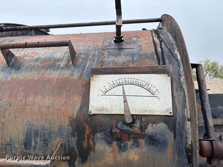 image for item EJ7691 1985 Ford F800 oil distributor truck