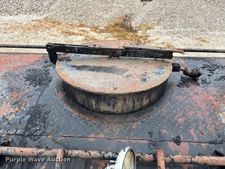 image for item EJ7691 1985 Ford F800 oil distributor truck