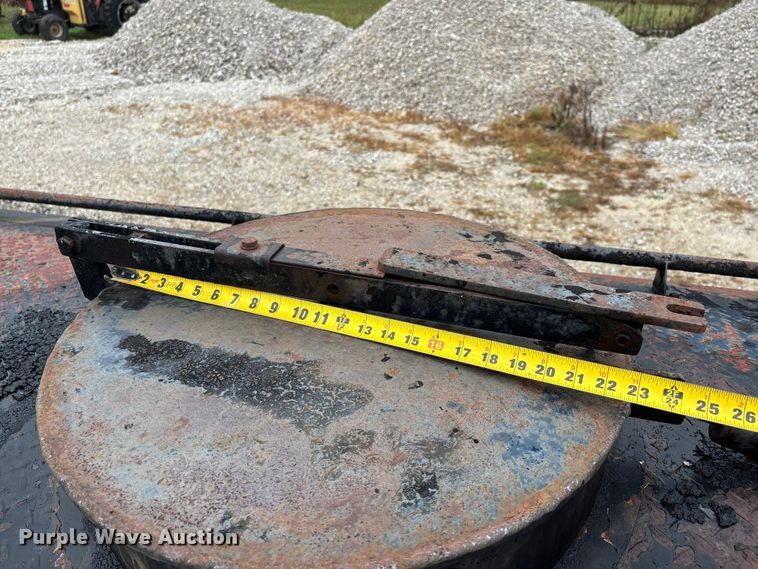 image for item EJ7691 1985 Ford F800 oil distributor truck