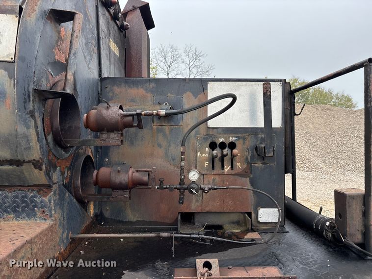 image for item EJ7691 1985 Ford F800 oil distributor truck