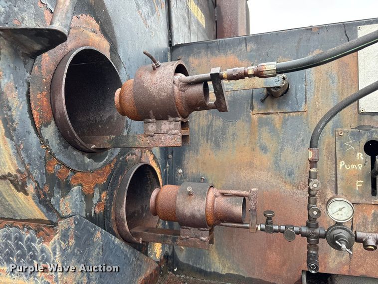 image for item EJ7691 1985 Ford F800 oil distributor truck