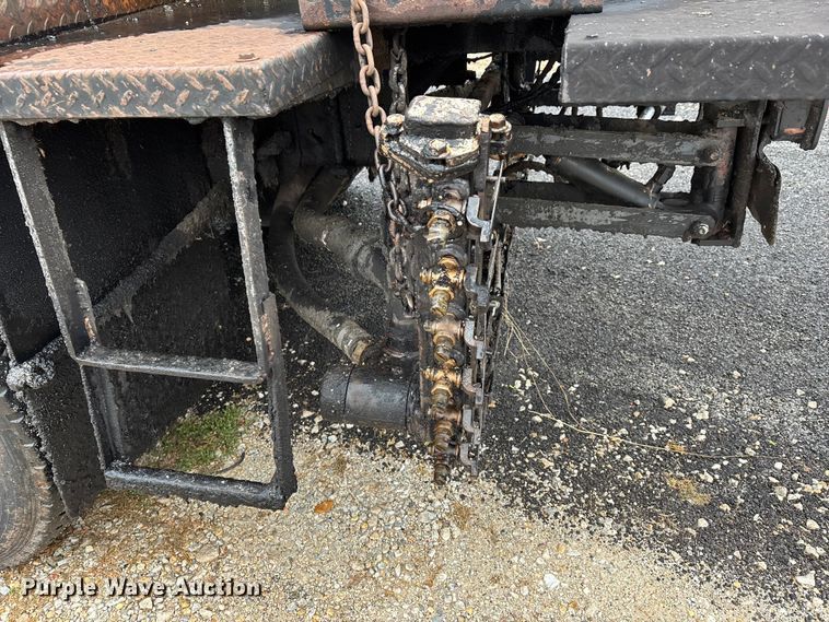 image for item EJ7691 1985 Ford F800 oil distributor truck