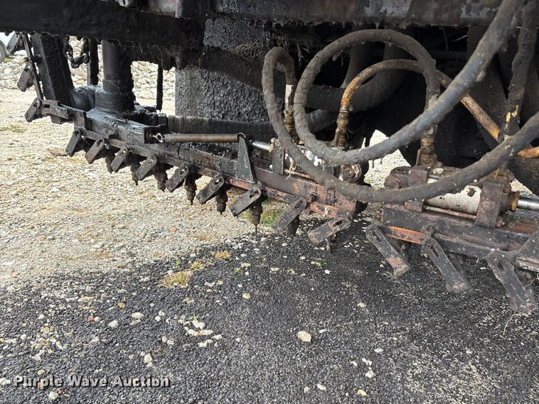 image for item EJ7691 1985 Ford F800 oil distributor truck