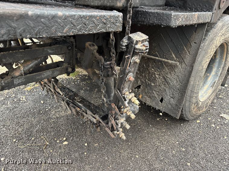 image for item EJ7691 1985 Ford F800 oil distributor truck