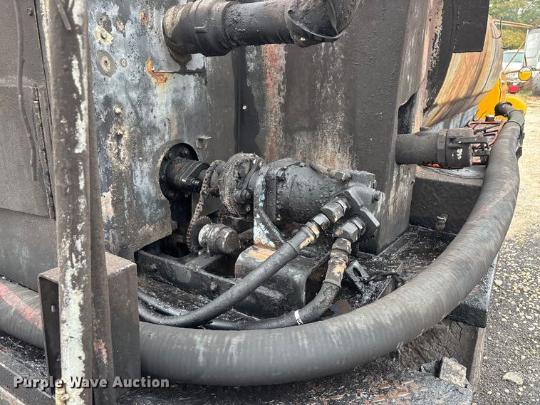 image for item EJ7691 1985 Ford F800 oil distributor truck