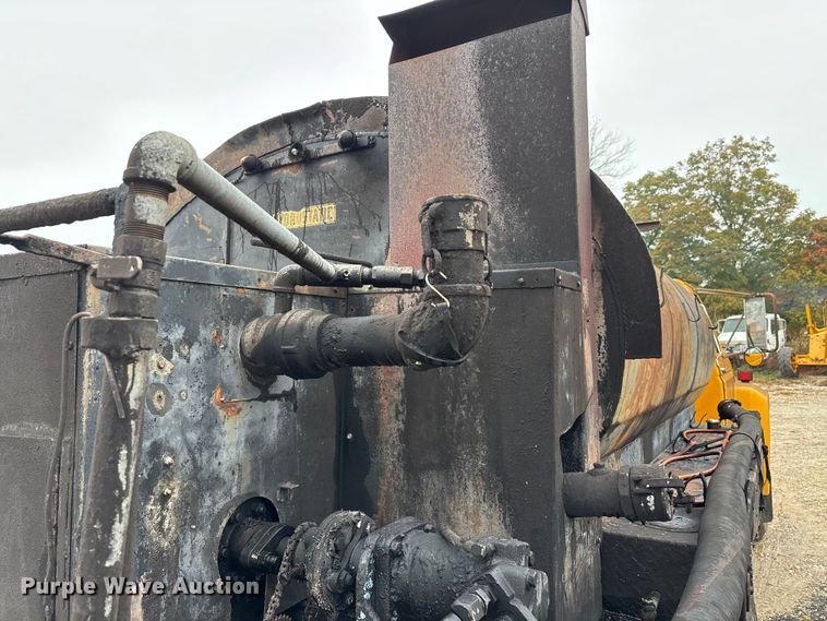 image for item EJ7691 1985 Ford F800 oil distributor truck