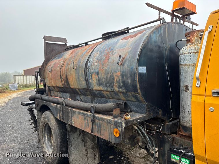 image for item EJ7691 1985 Ford F800 oil distributor truck