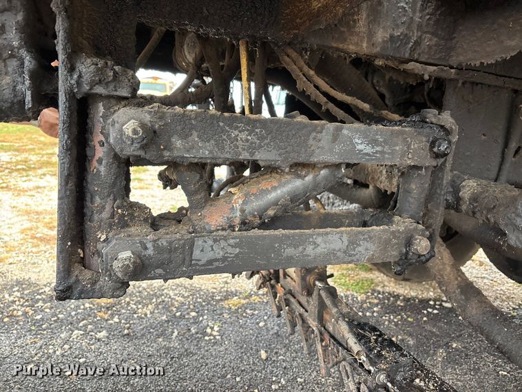 image for item EJ7691 1985 Ford F800 oil distributor truck