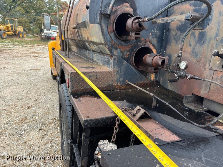 image for item EJ7691 1985 Ford F800 oil distributor truck