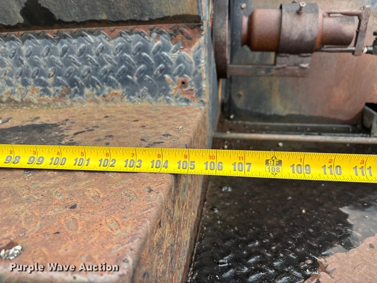 image for item EJ7691 1985 Ford F800 oil distributor truck