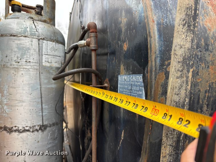 image for item EJ7691 1985 Ford F800 oil distributor truck