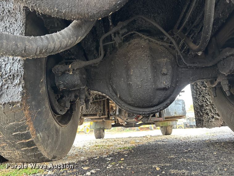 image for item EJ7691 1985 Ford F800 oil distributor truck