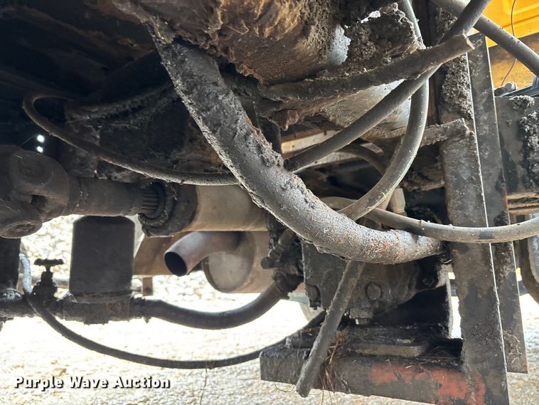 image for item EJ7691 1985 Ford F800 oil distributor truck