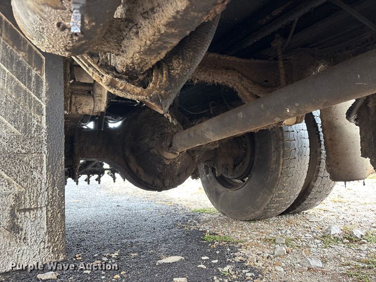 image for item EJ7691 1985 Ford F800 oil distributor truck