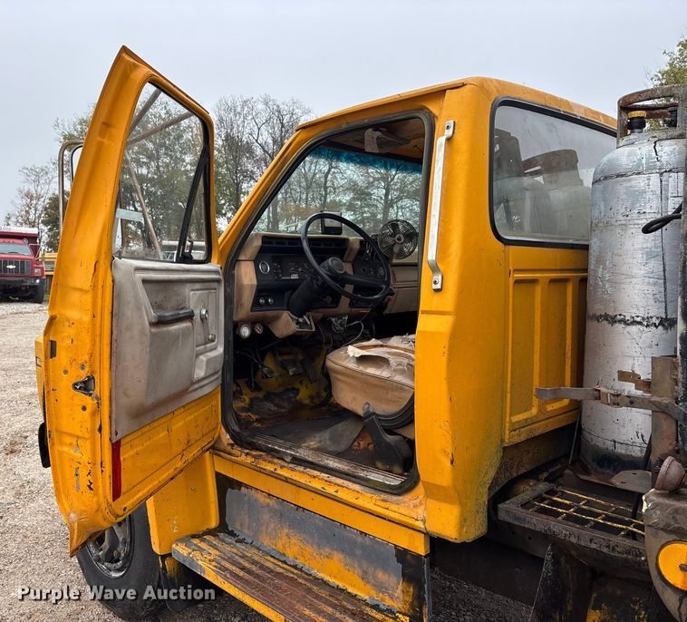 image for item EJ7691 1985 Ford F800 oil distributor truck