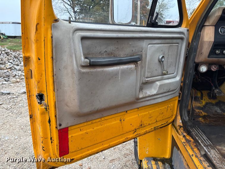 image for item EJ7691 1985 Ford F800 oil distributor truck