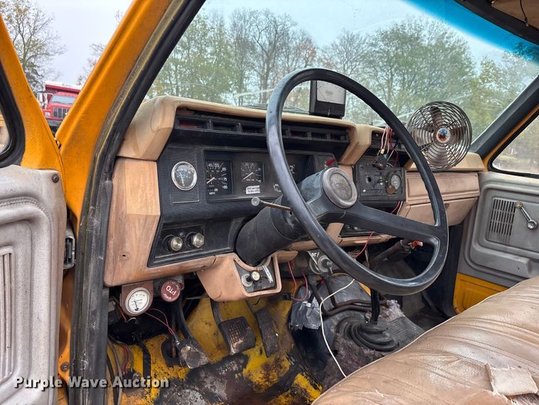 image for item EJ7691 1985 Ford F800 oil distributor truck