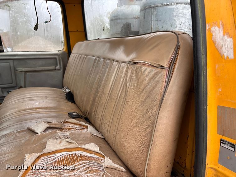 image for item EJ7691 1985 Ford F800 oil distributor truck