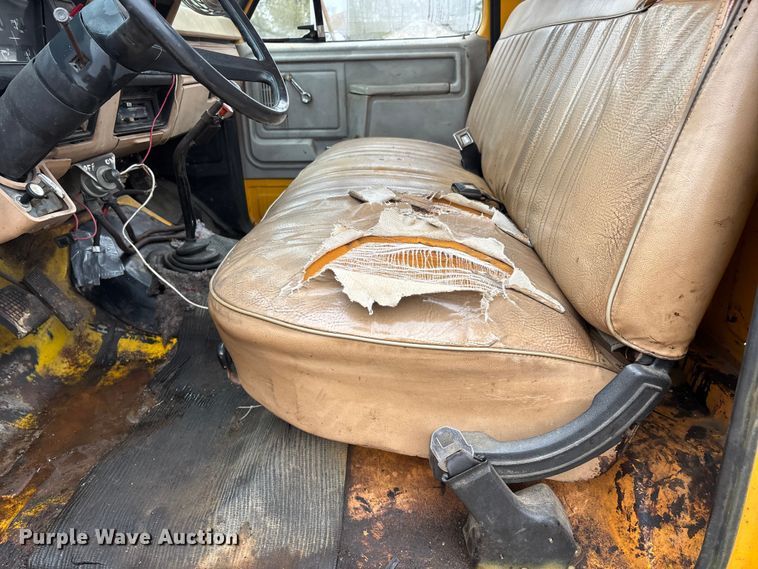 image for item EJ7691 1985 Ford F800 oil distributor truck