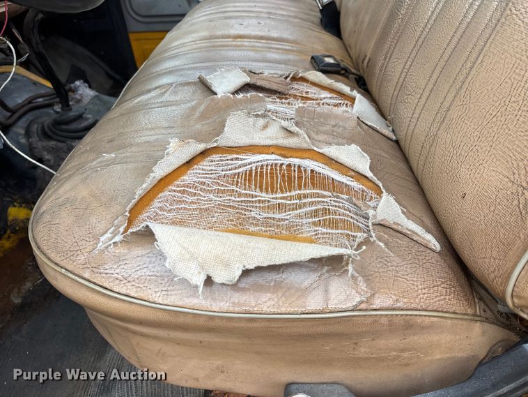 image for item EJ7691 1985 Ford F800 oil distributor truck