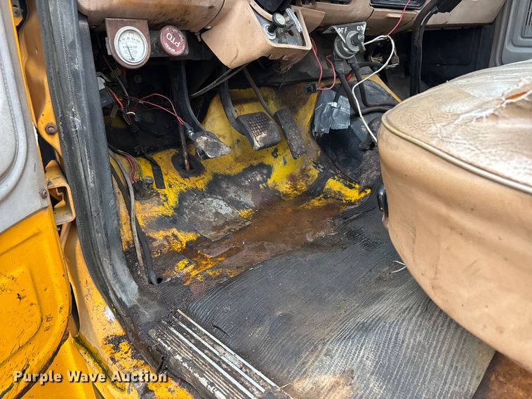 image for item EJ7691 1985 Ford F800 oil distributor truck