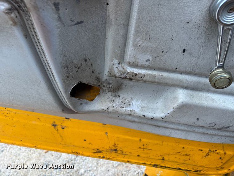 image for item EJ7691 1985 Ford F800 oil distributor truck