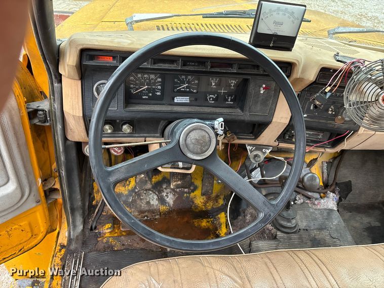 image for item EJ7691 1985 Ford F800 oil distributor truck