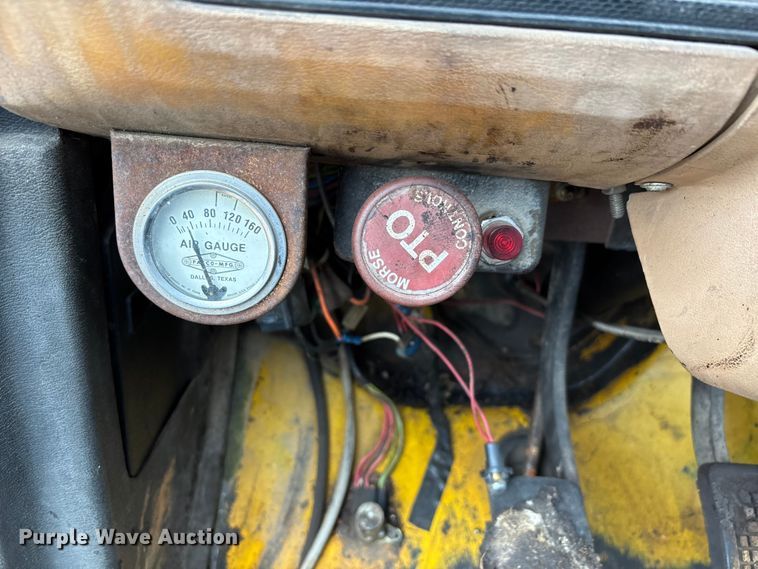 image for item EJ7691 1985 Ford F800 oil distributor truck