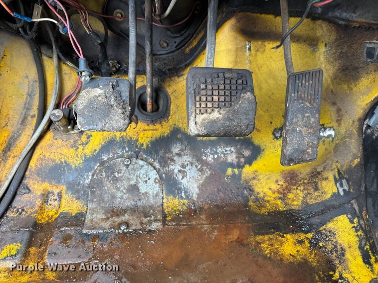 image for item EJ7691 1985 Ford F800 oil distributor truck