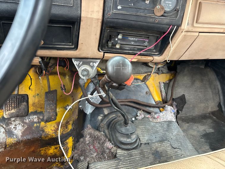 image for item EJ7691 1985 Ford F800 oil distributor truck