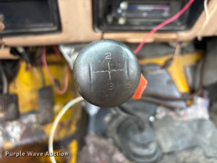 image for item EJ7691 1985 Ford F800 oil distributor truck