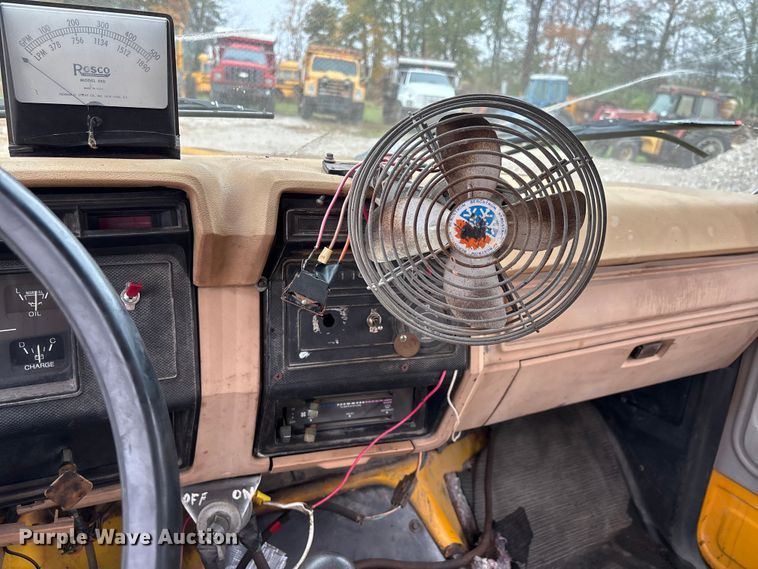 image for item EJ7691 1985 Ford F800 oil distributor truck