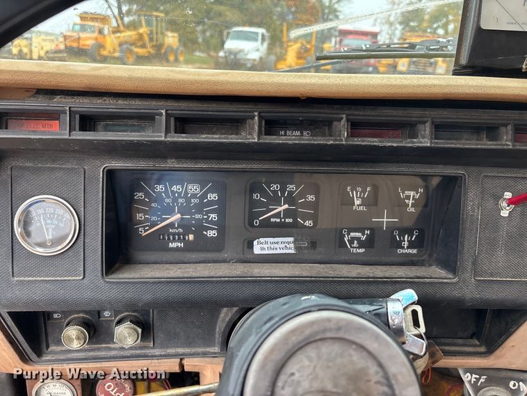 image for item EJ7691 1985 Ford F800 oil distributor truck