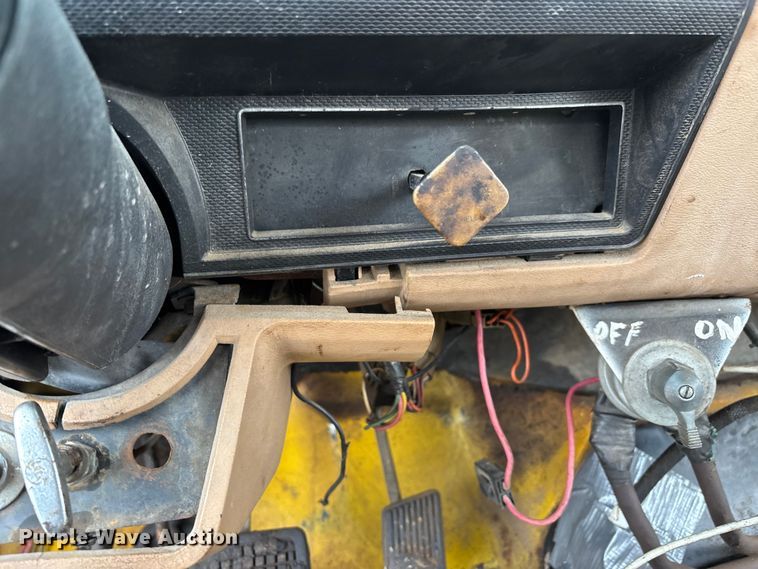 image for item EJ7691 1985 Ford F800 oil distributor truck