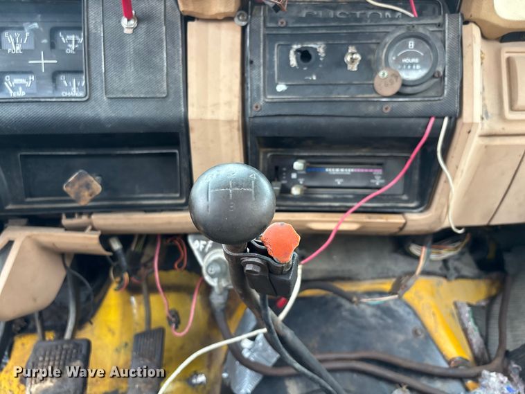 image for item EJ7691 1985 Ford F800 oil distributor truck