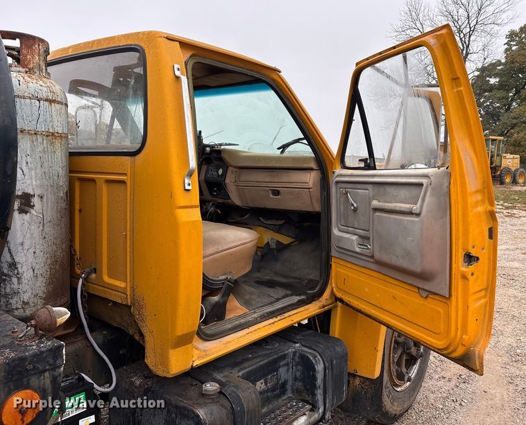 image for item EJ7691 1985 Ford F800 oil distributor truck