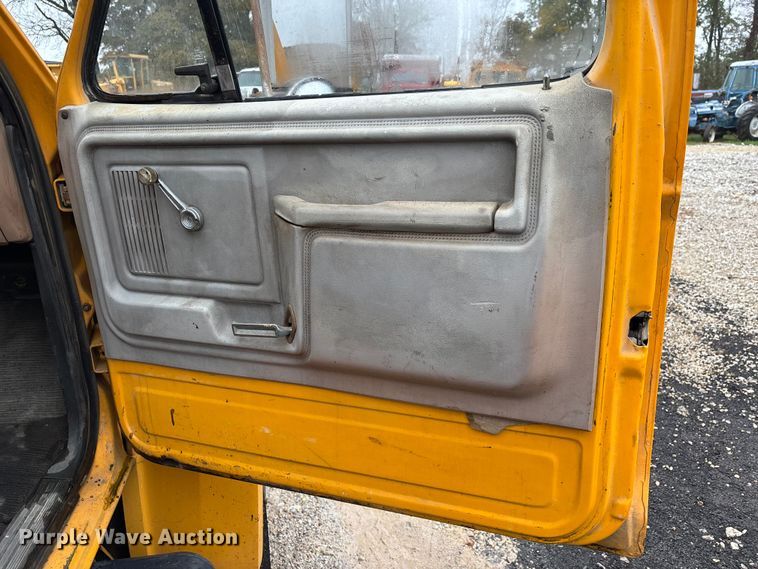 image for item EJ7691 1985 Ford F800 oil distributor truck