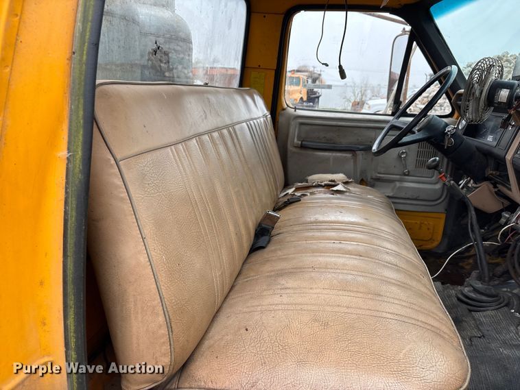 image for item EJ7691 1985 Ford F800 oil distributor truck