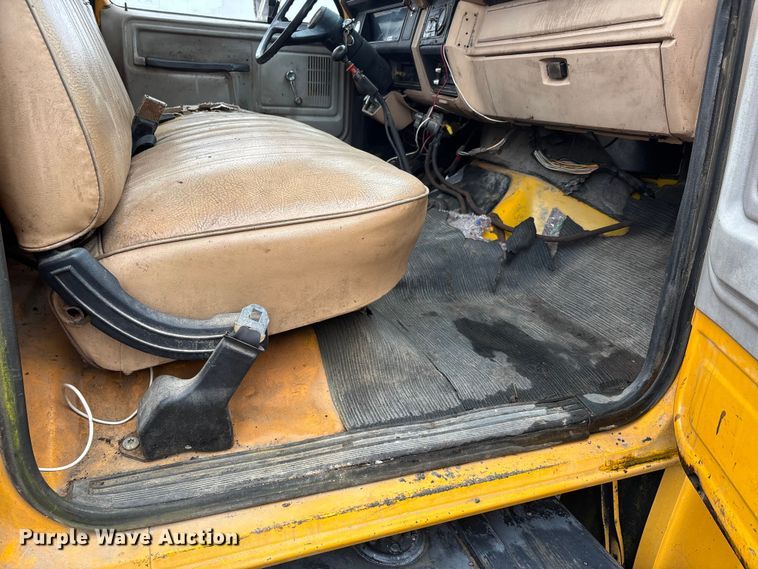 image for item EJ7691 1985 Ford F800 oil distributor truck