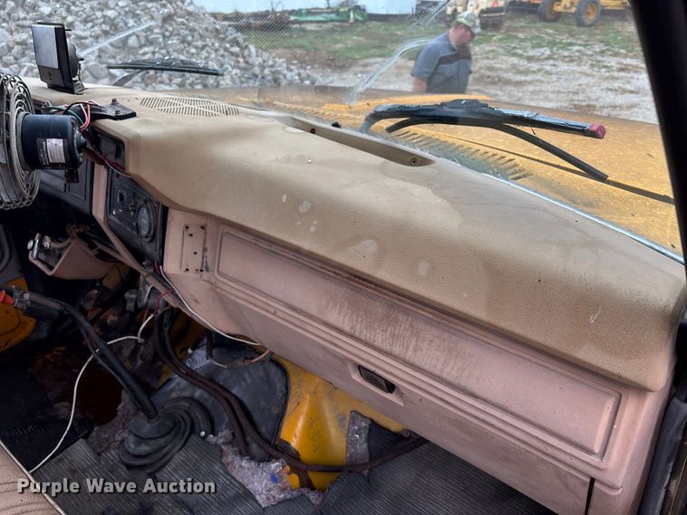 image for item EJ7691 1985 Ford F800 oil distributor truck