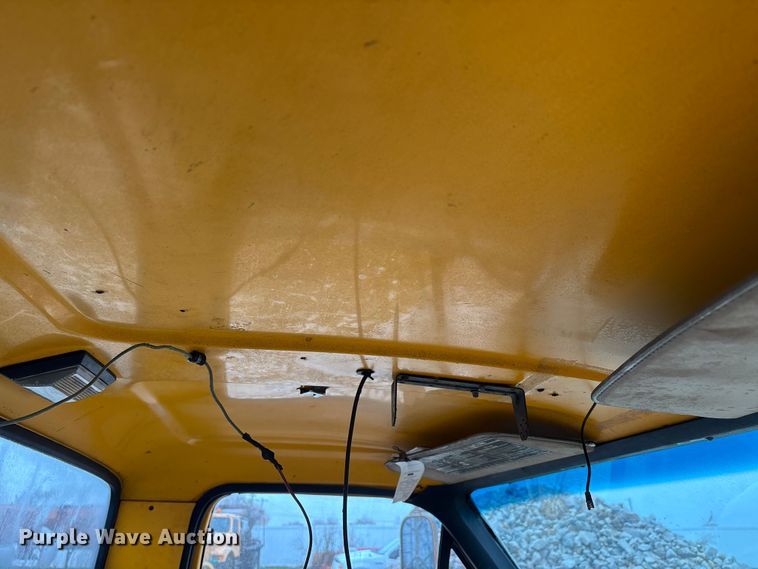 image for item EJ7691 1985 Ford F800 oil distributor truck