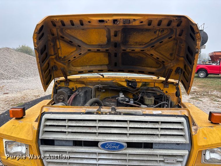 image for item EJ7691 1985 Ford F800 oil distributor truck