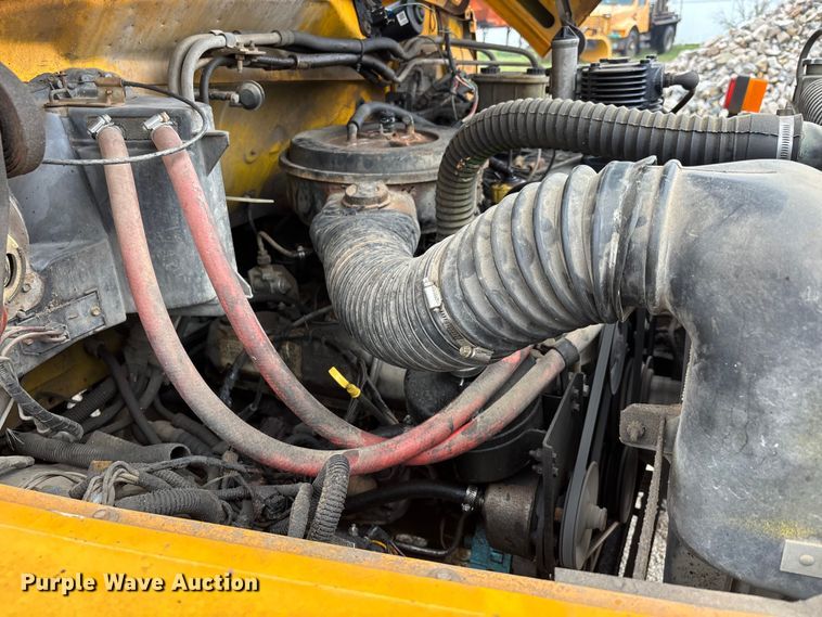 image for item EJ7691 1985 Ford F800 oil distributor truck