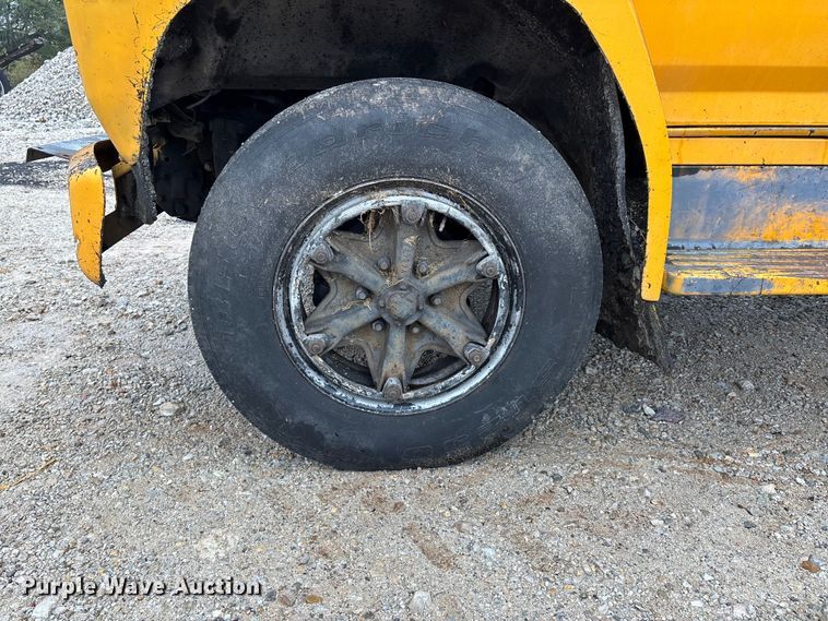 image for item EJ7691 1985 Ford F800 oil distributor truck